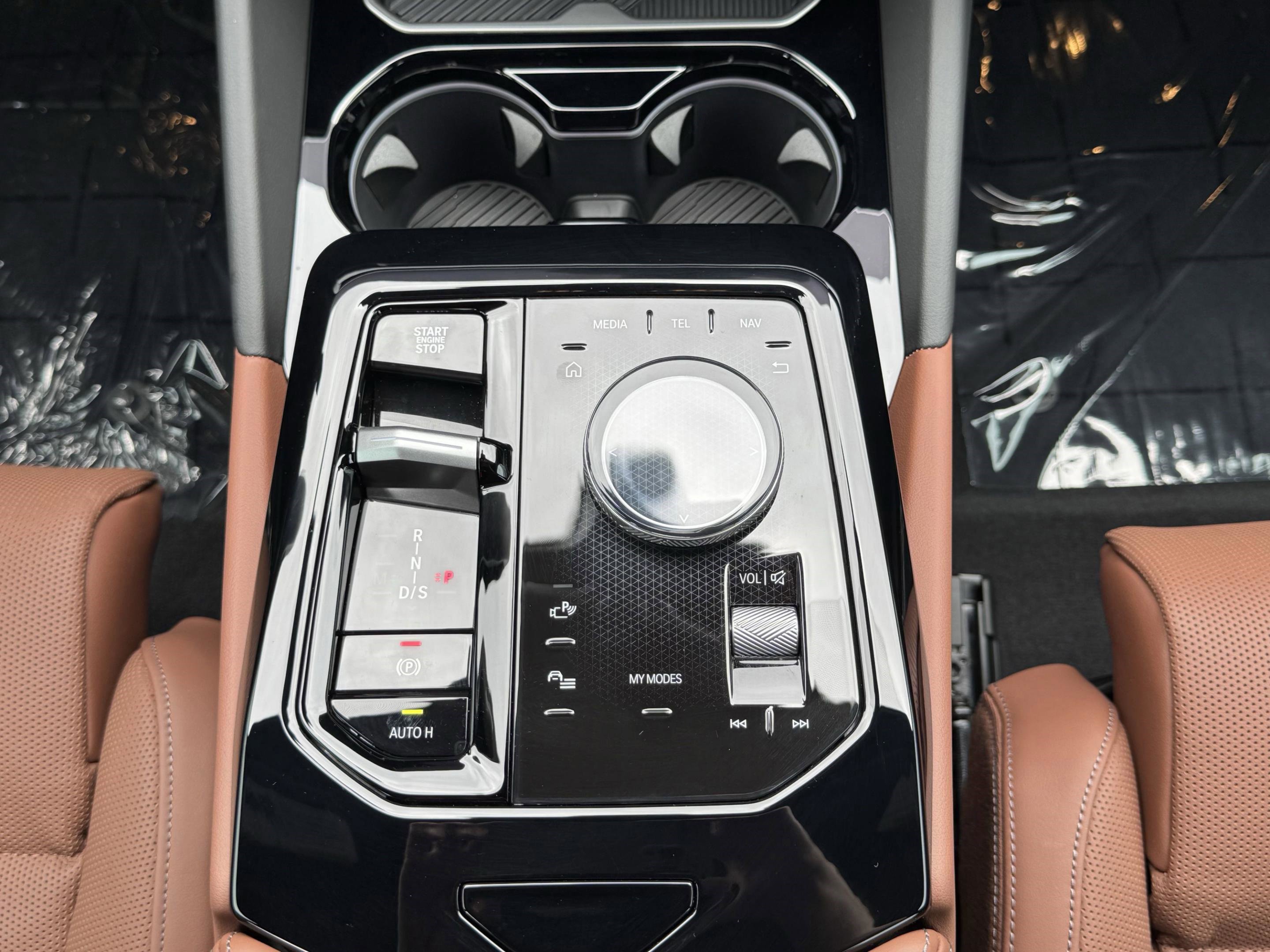 Used 2025 BMW 550e xDrive w/ Premium Package image 12