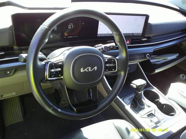 Used 2025 Kia Carnival FWD image 11