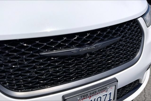 Used 2023 Chrysler Pacifica Limited w/ Uconnect Theater Family Group FWD image 30