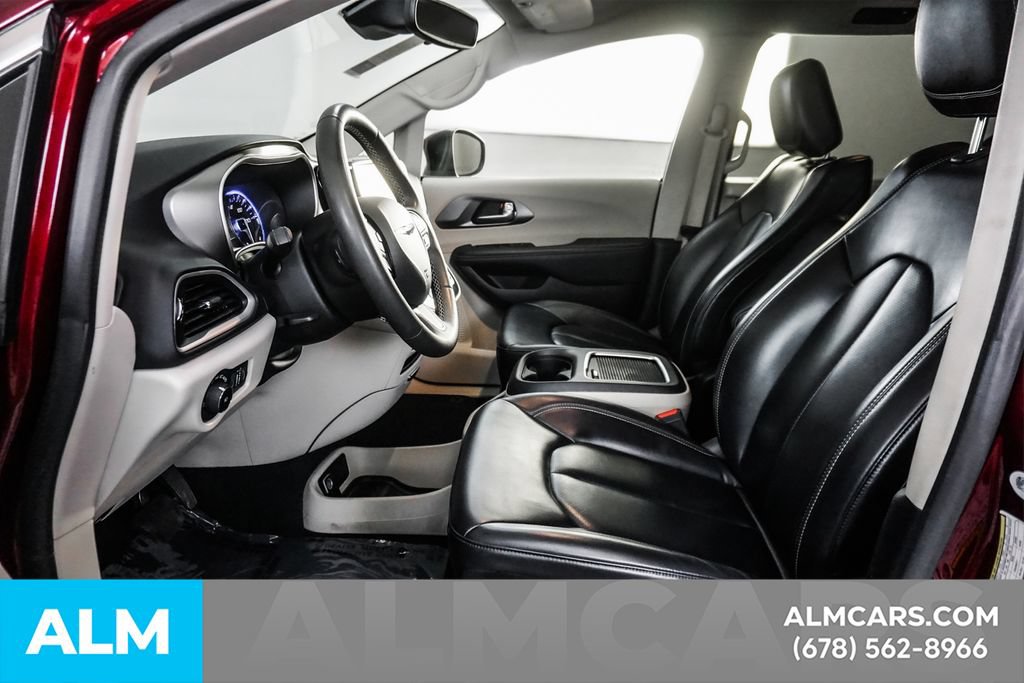 Used 2023 Chrysler Pacifica Touring-L FWD image 16