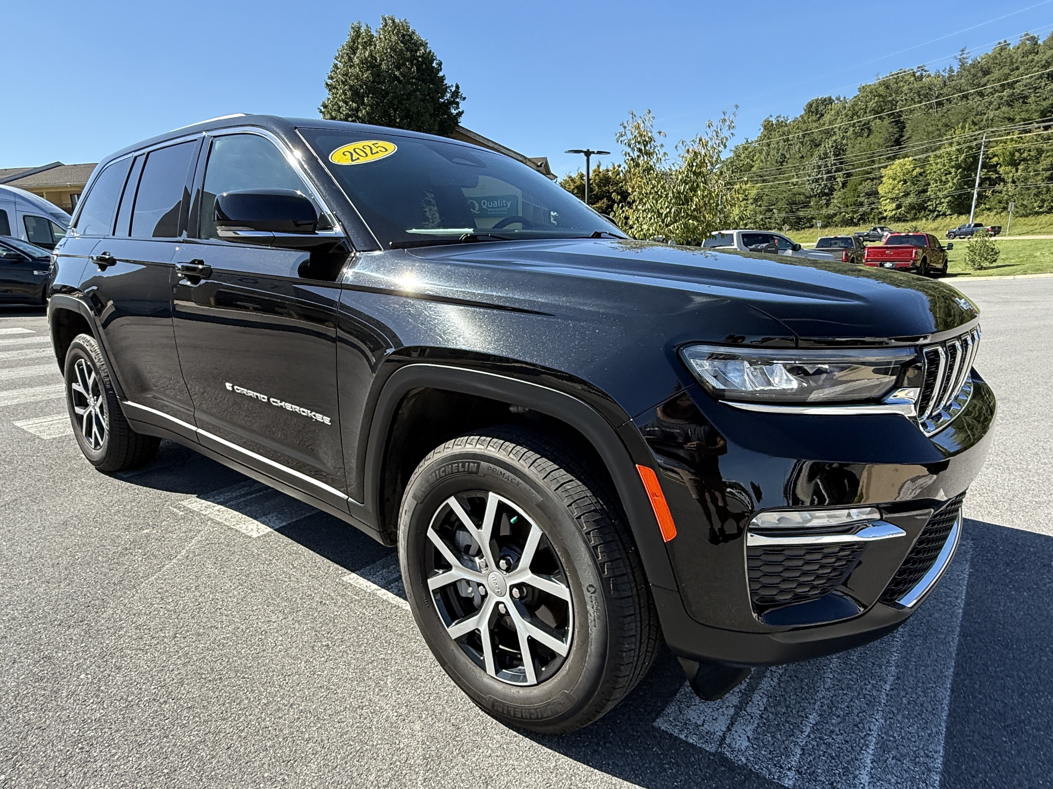 Used 2025 Jeep Grand Cherokee Limited RWD image 3
