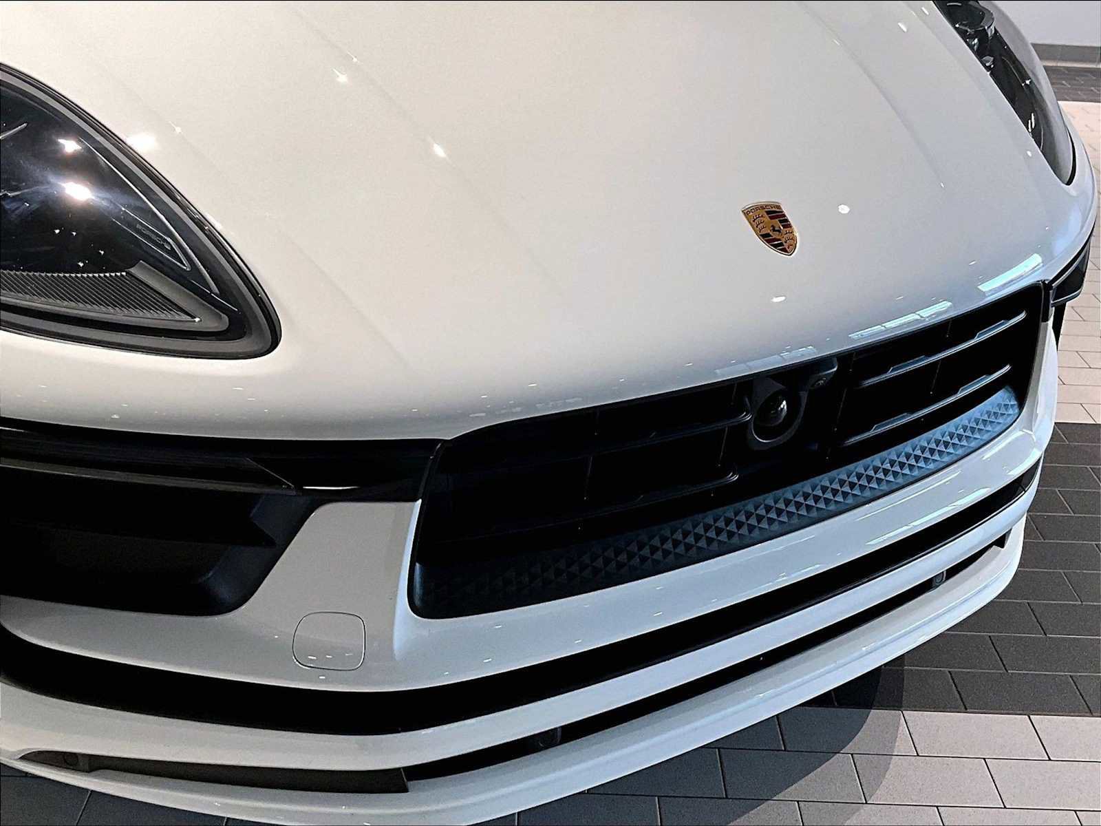 Used 2025 Porsche Macan image 32