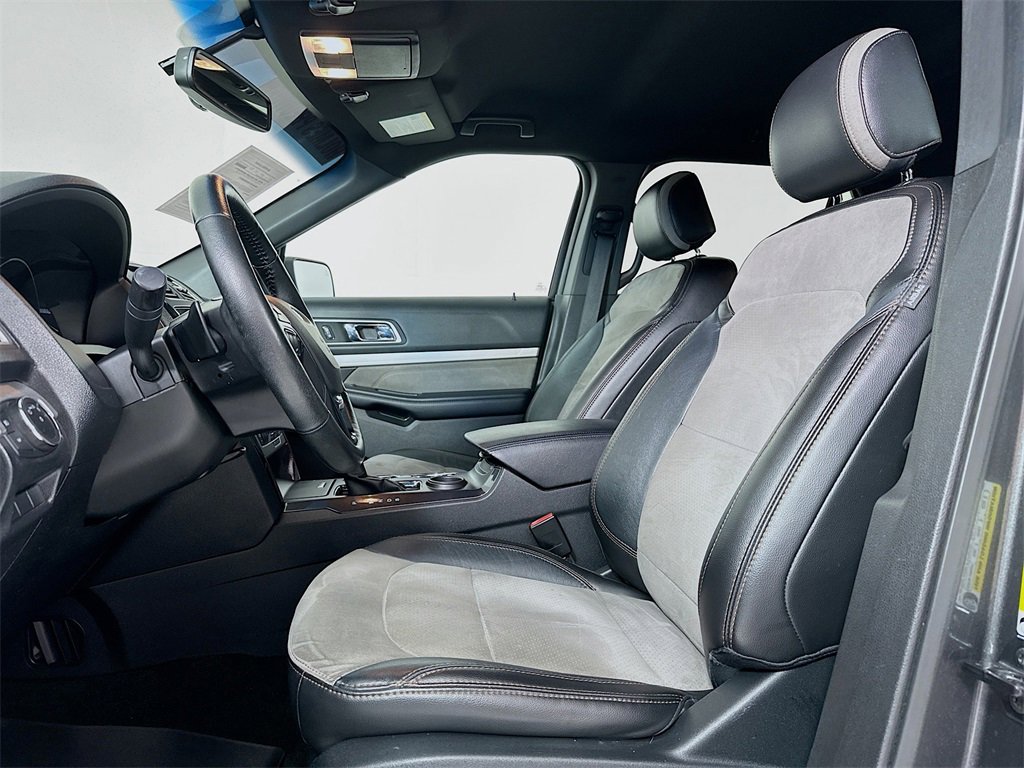 Used 2017 Ford Explorer XLT w/ Equipment Group 202A image 13