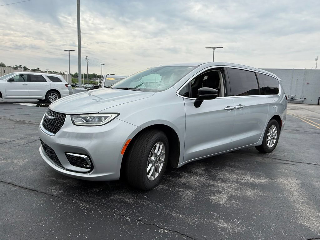 Used 2024 Chrysler Pacifica Touring-L FWD image 3