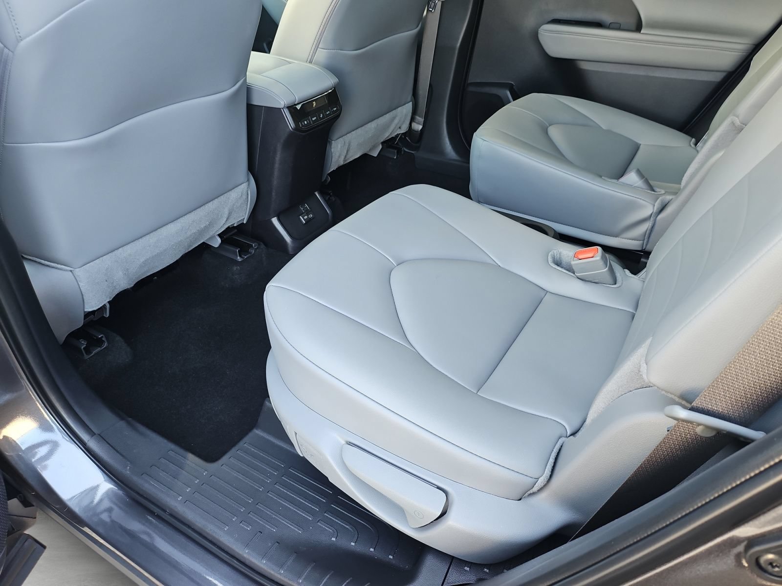 Used 2025 Toyota Highlander XLE FWD image 33