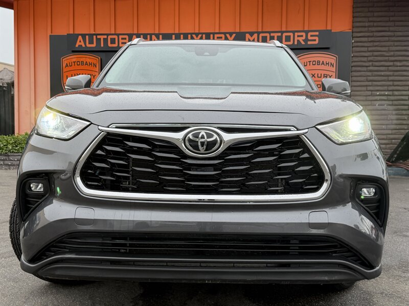 Used 2022 Toyota Highlander XLE AWD/4WD image 2