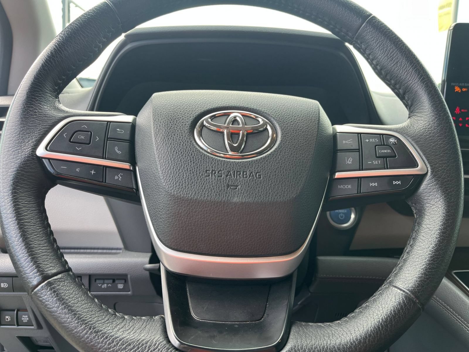 Used 2023 Toyota Sienna XLE FWD image 29