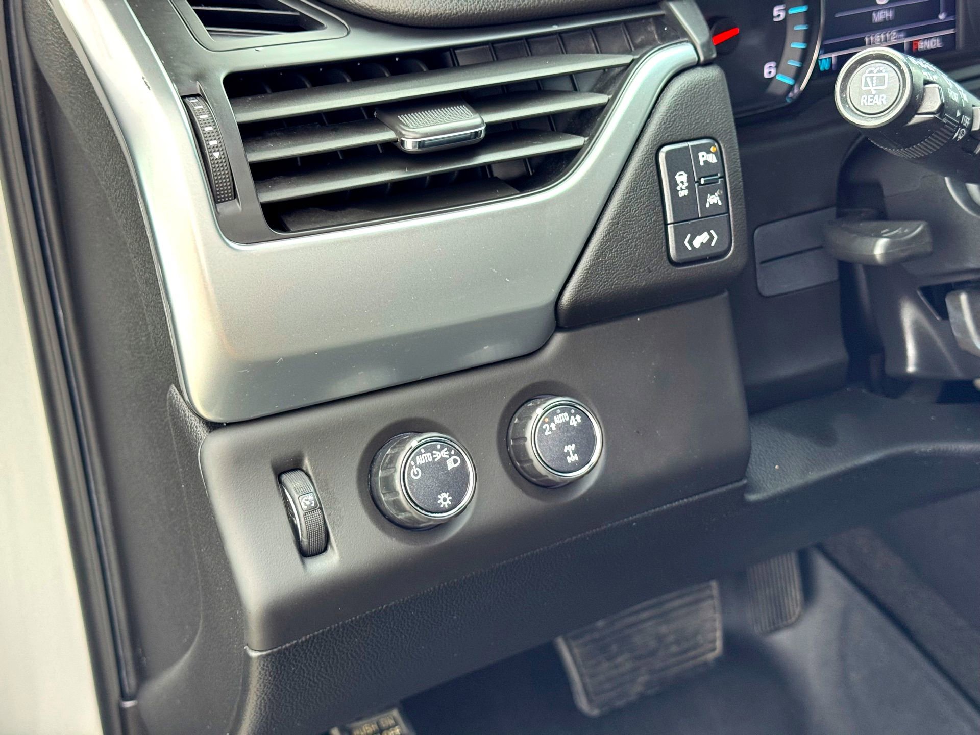 Used 2018 Chevrolet Suburban LT image 15