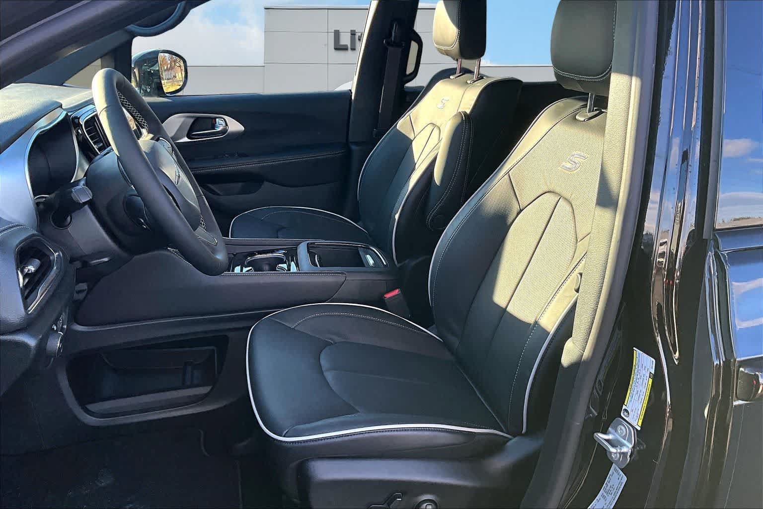 New 2026 Chrysler Pacifica Limited w/ Uconnect Theater Family Group AWD/4WD image 11