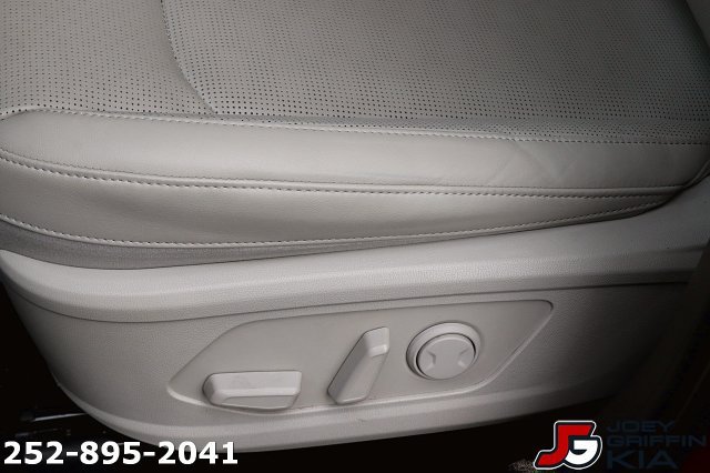 Certified 2025 Kia Sorento EX w/ Panoramic Sunroof Package FWD image 19