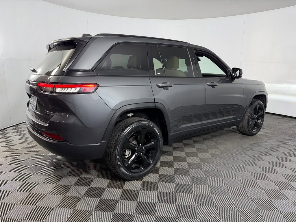 Certified 2023 Jeep Grand Cherokee Limited w/ Black Appearance Package image 7