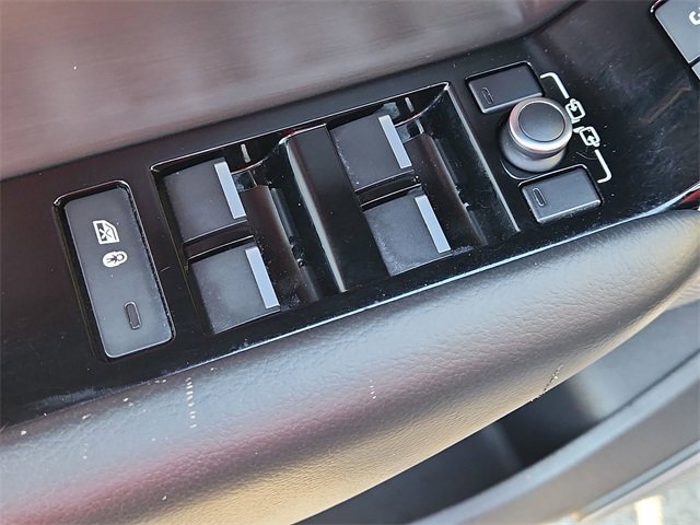 Used 2018 Land Rover Range Rover Velar R-Dynamic SE image 24