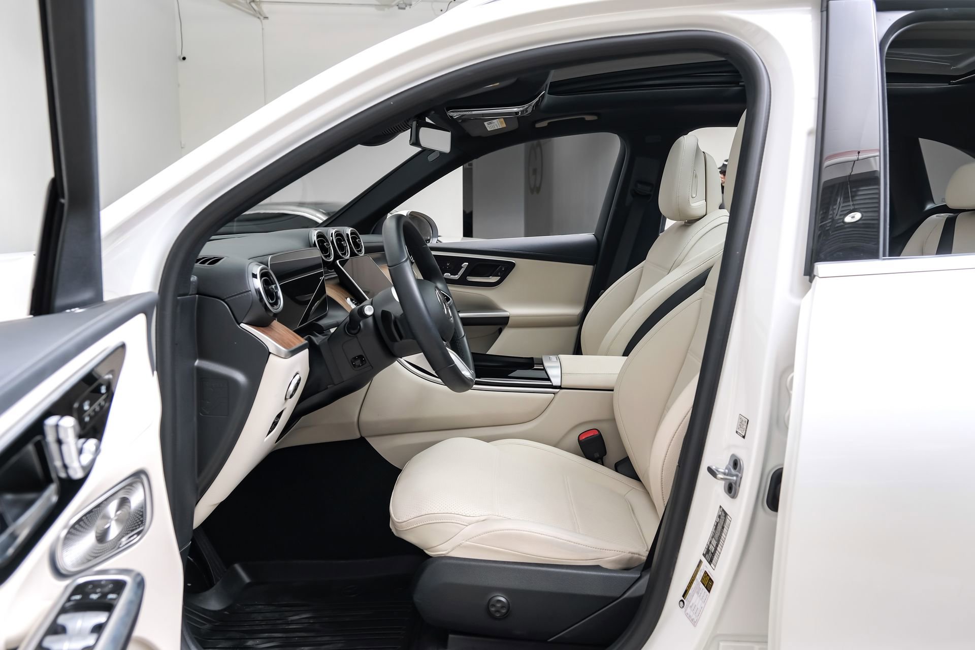Used 2024 Mercedes-Benz GLC 300 image 3