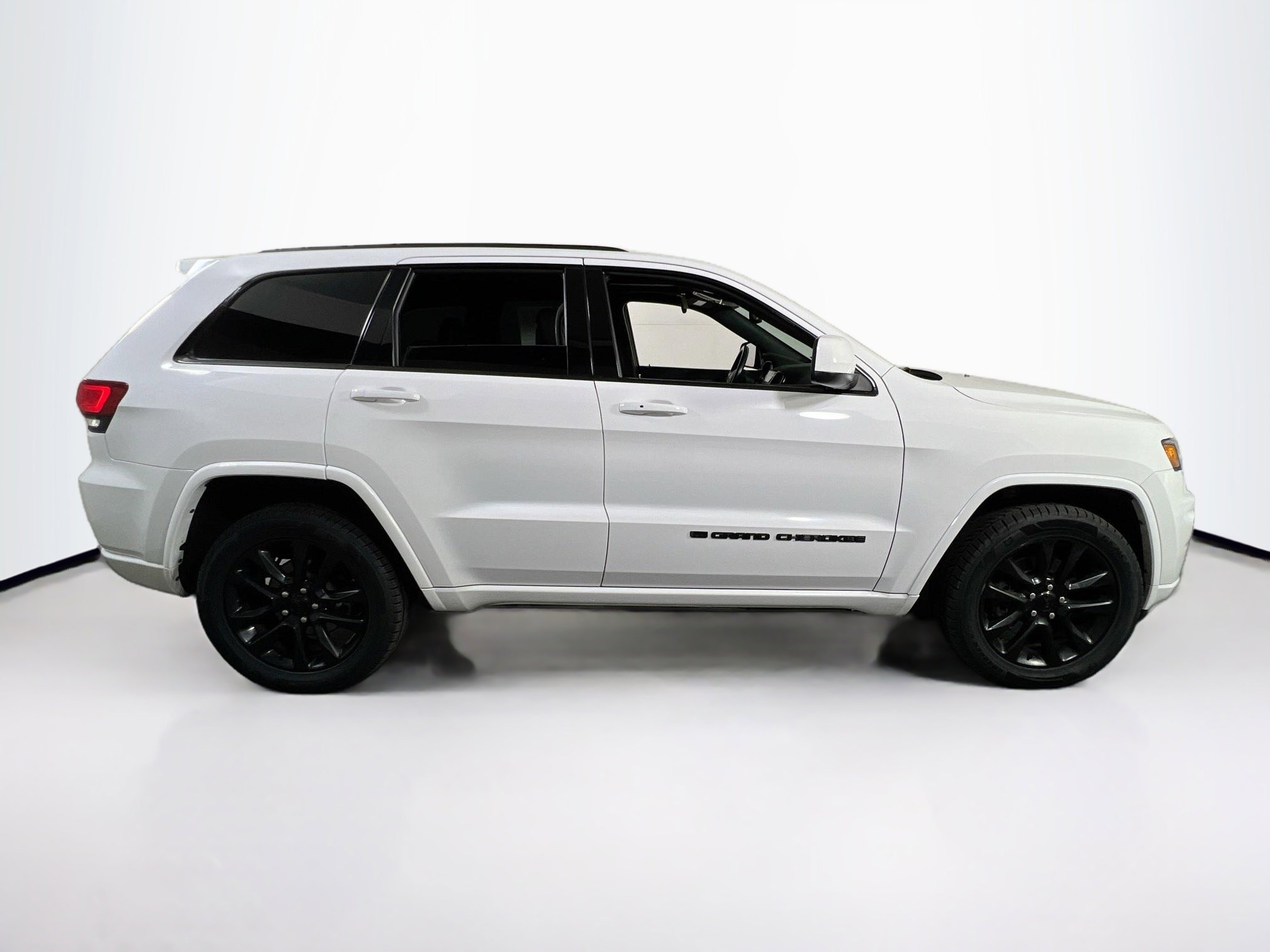 Used 2022 Jeep Grand Cherokee Laredo X image 4