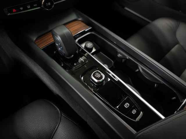 Certified 2025 Volvo V60 B5 Cross Country Plus image 32