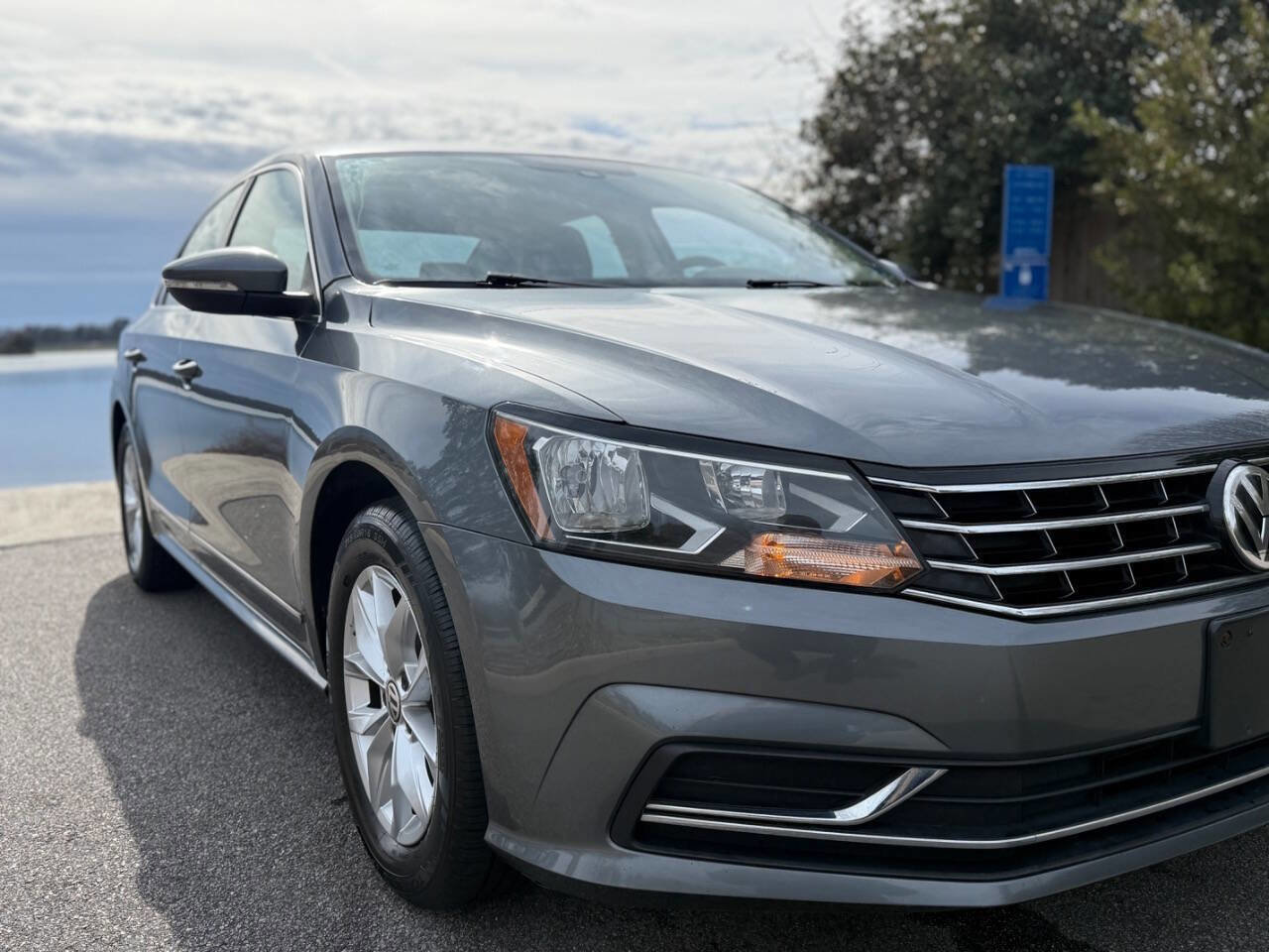 Used 2017 Volkswagen Passat 1.8T S image 5