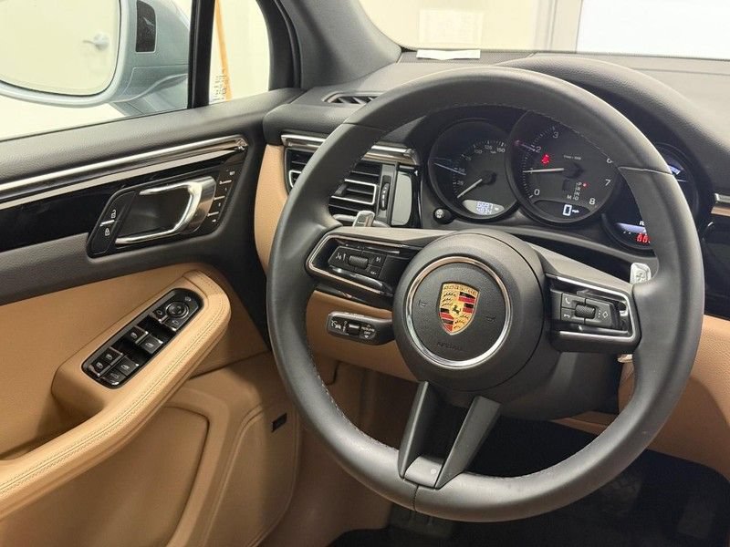 Certified 2025 Porsche Macan AWD/4WD image 17
