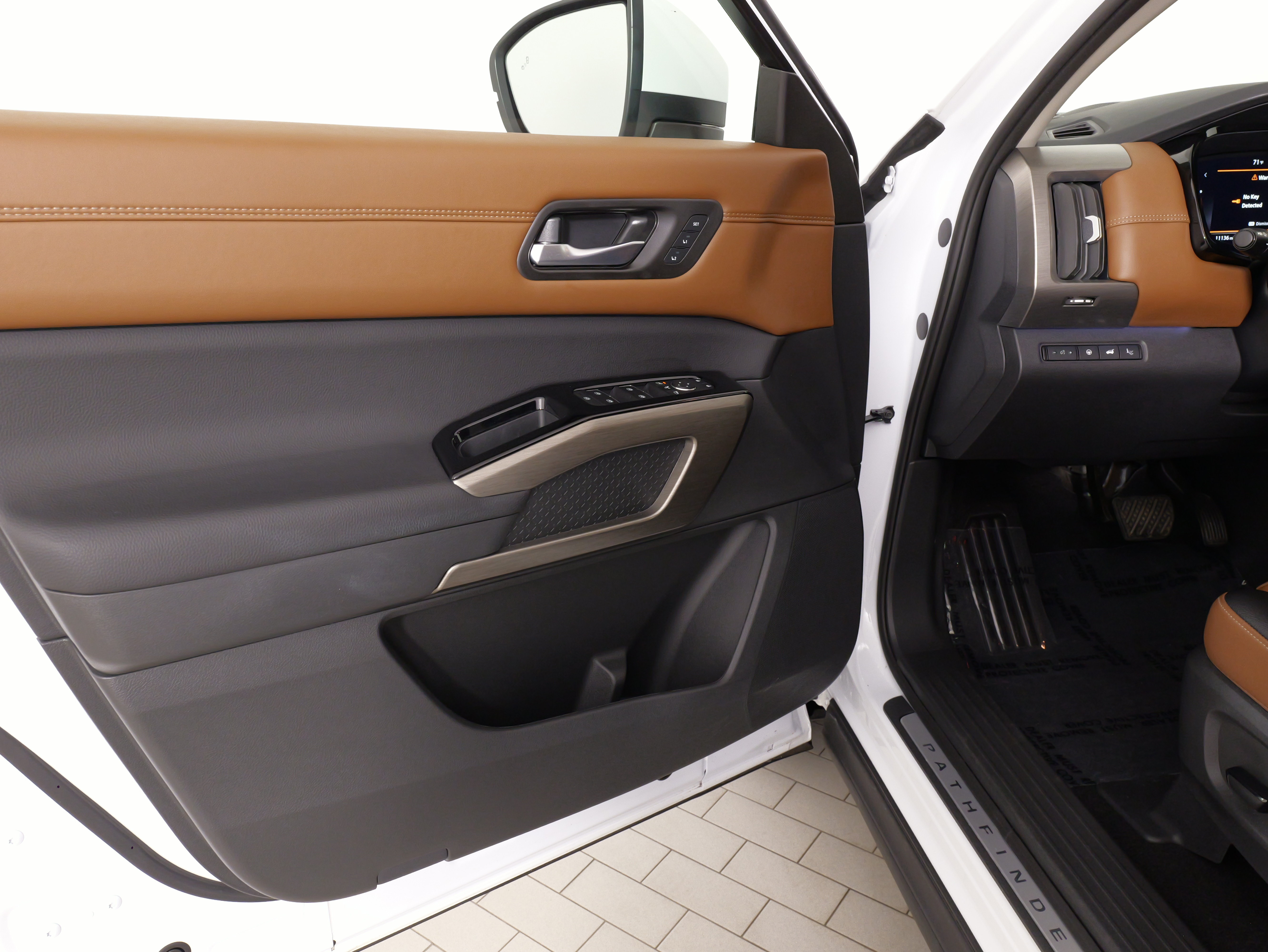 Used 2025 Nissan Pathfinder Platinum AWD/4WD image 28