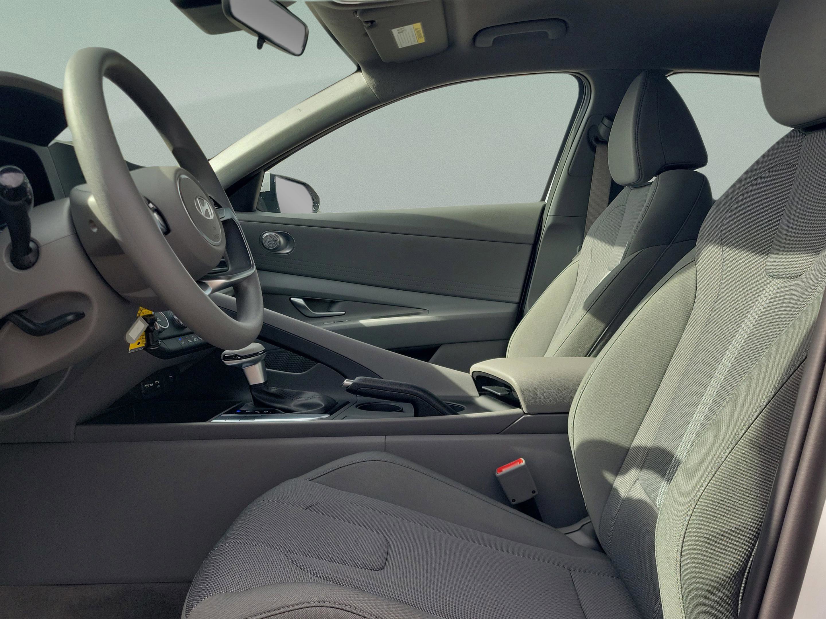 New 2026 Hyundai Elantra SE FWD image 18