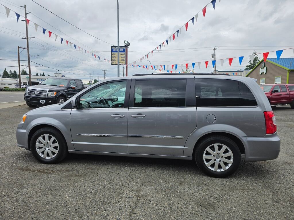 Used 2016 Chrysler Town & Country Touring image 4