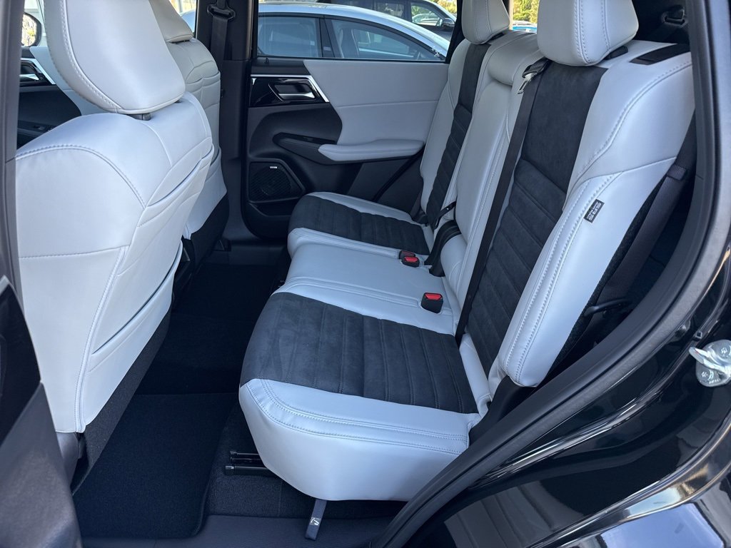 New 2025 Mitsubishi Outlander SE image 24