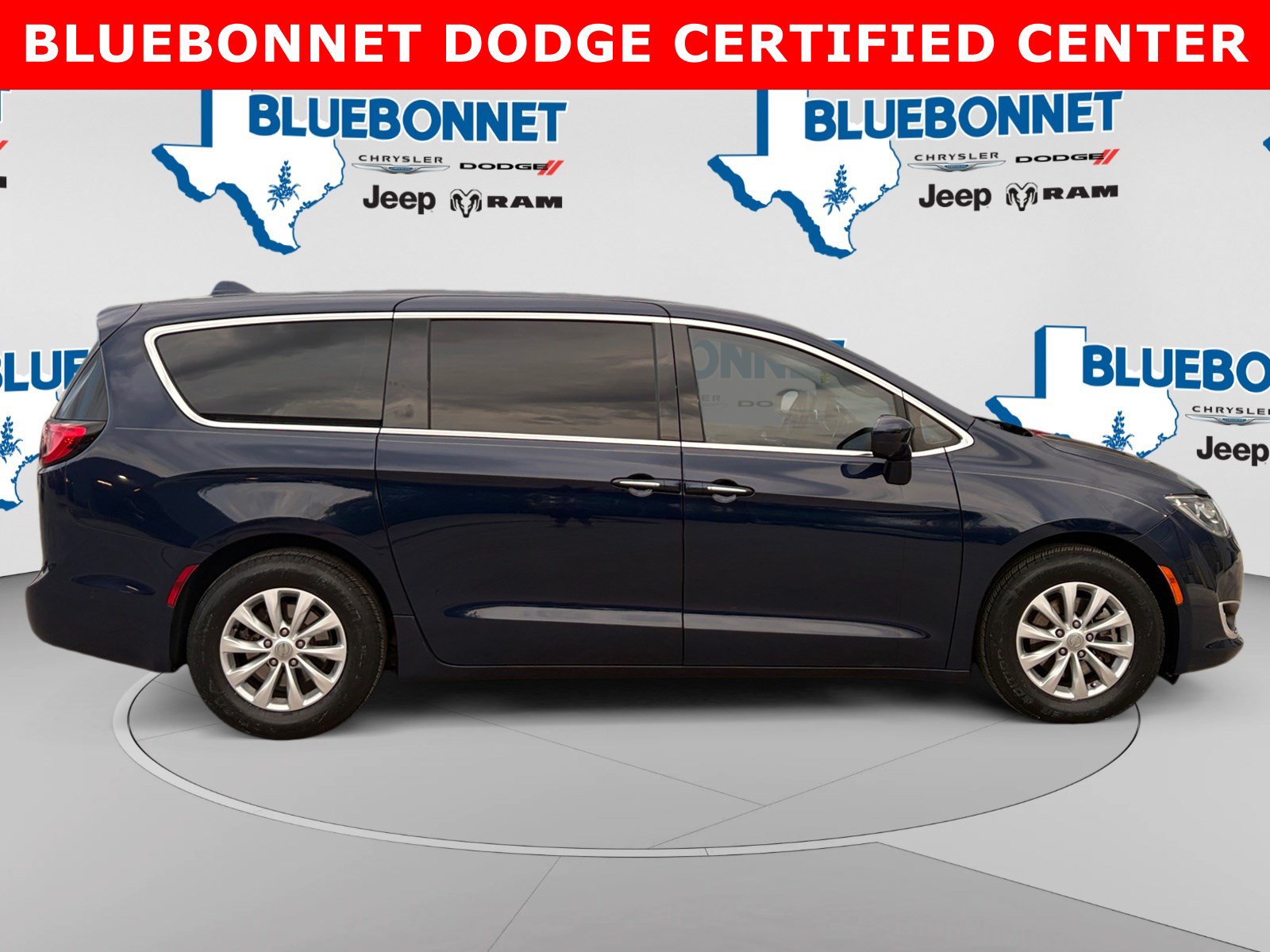 Used 2019 Chrysler Pacifica Touring Plus w/ Advanced Safetytec Group FWD image 4