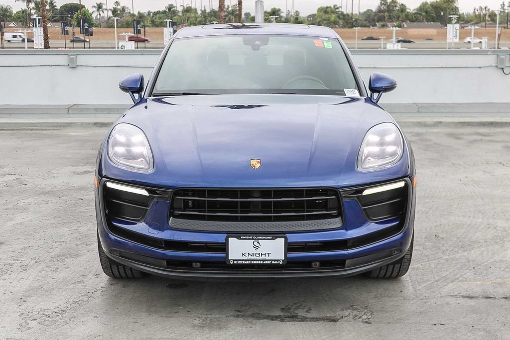 Used 2022 Porsche Macan AWD/4WD image 3