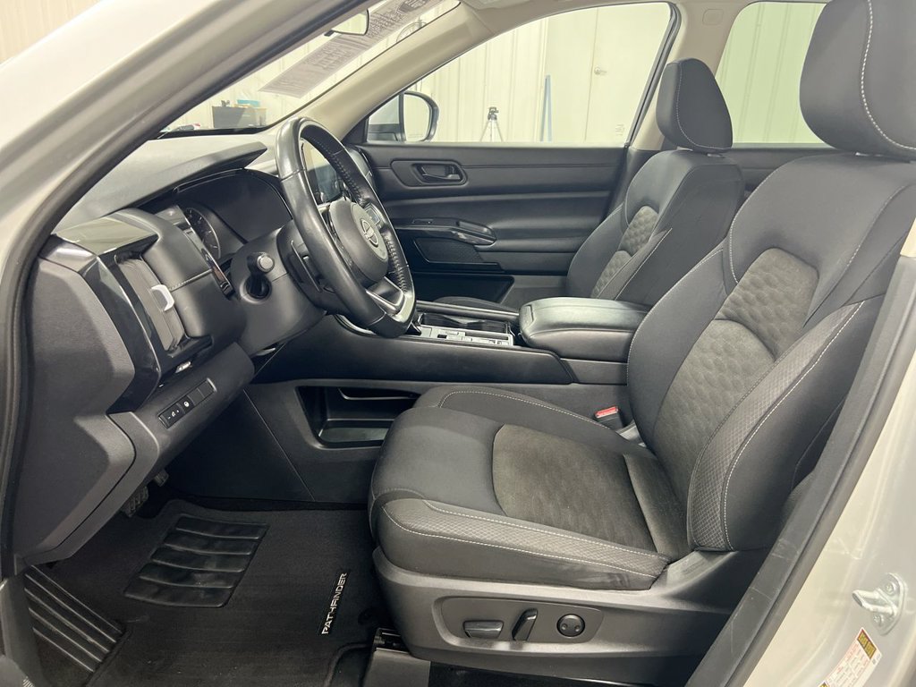 Used 2023 Nissan Pathfinder SV FWD image 19