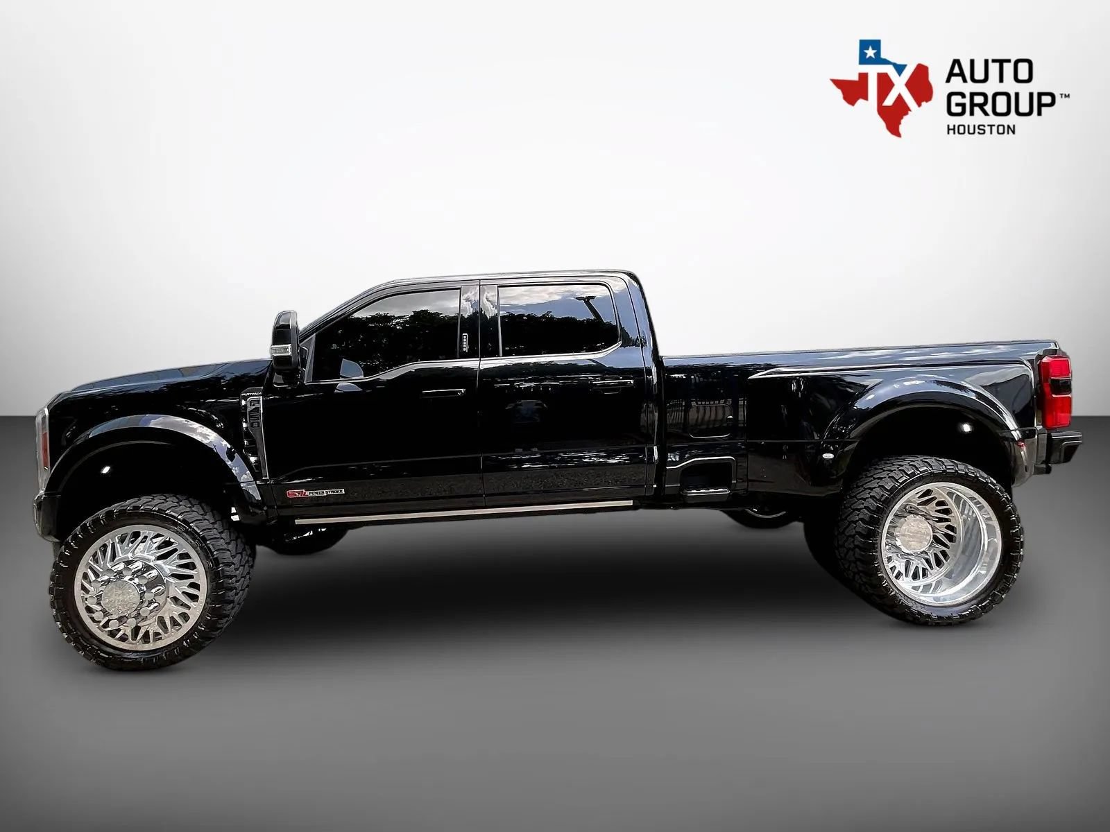Used 2023 Ford F450 Platinum w/ FX4 Off-Road Package AWD/4WD image 9