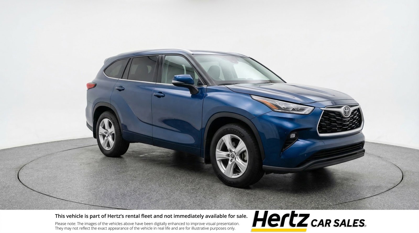 Used 2025 Toyota Highlander LE FWD image 1