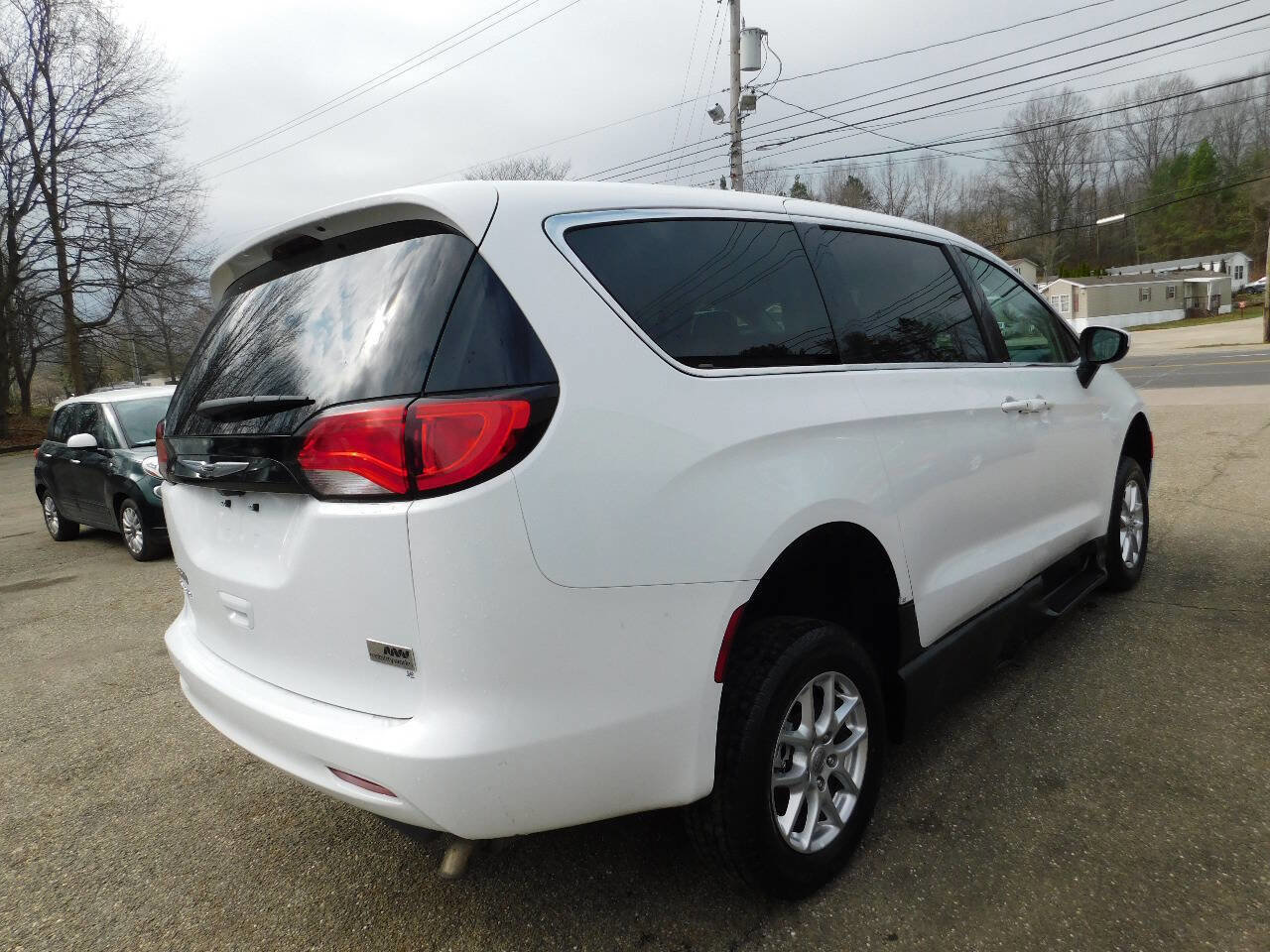 Used 2022 Chrysler Voyager LX image 15