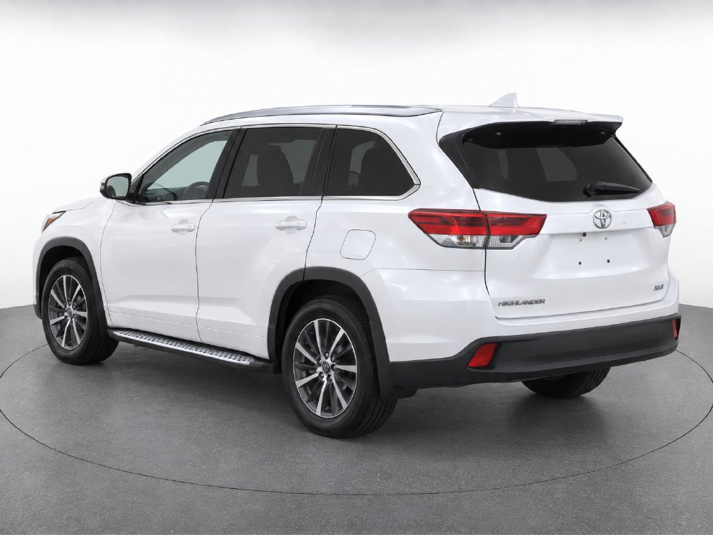 Used 2017 Toyota Highlander XLE FWD image 3