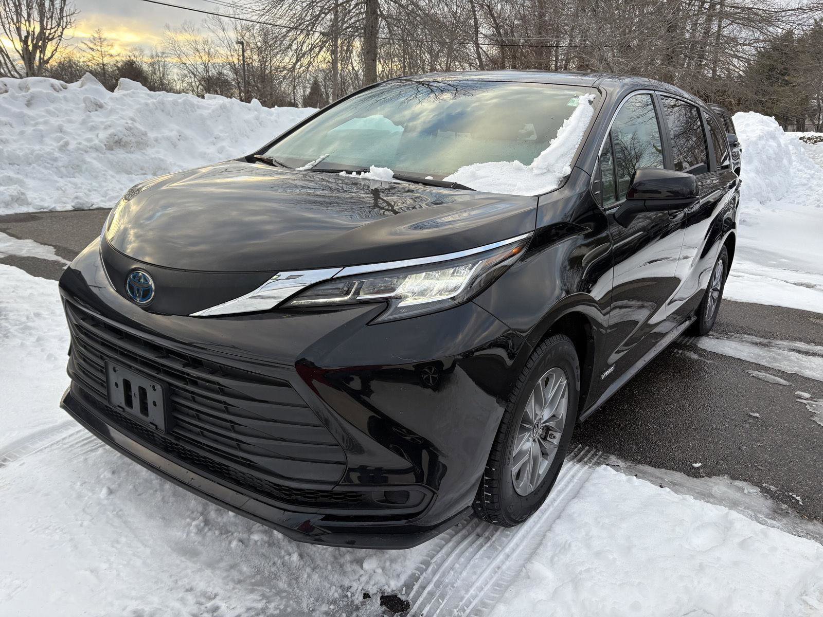 Used 2021 Toyota Sienna LE image 3