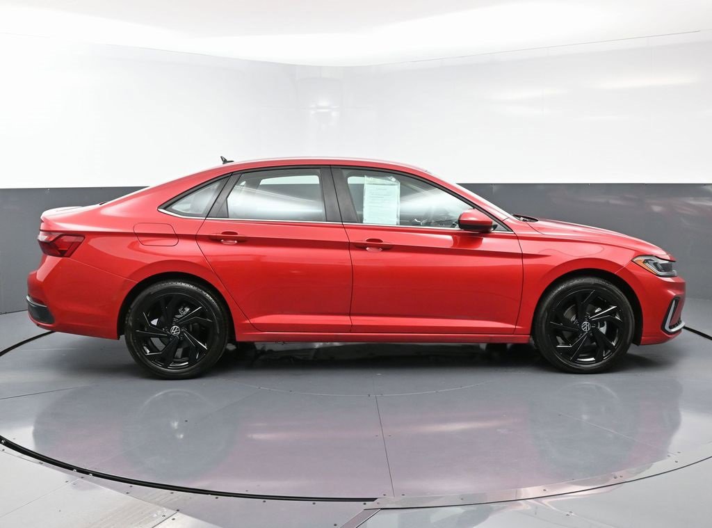 Used 2025 Volkswagen Jetta SE w/ Black Wheel Package image 8