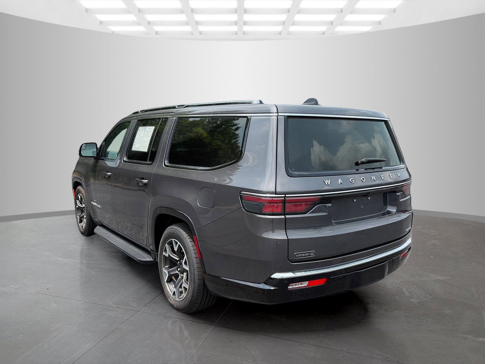 Used 2024 Jeep Wagoneer L Series III w/ Flexible Seating Group AWD/4WD image 4