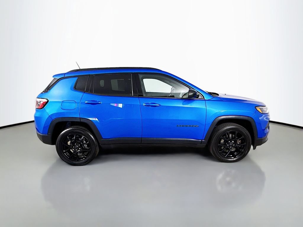 Used 2025 Jeep Compass Latitude w/ Altitude Special Edition image 9