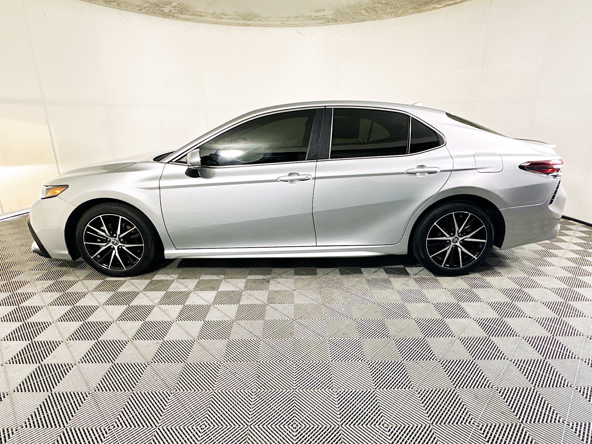 Used 2023 Toyota Camry SE FWD image 6