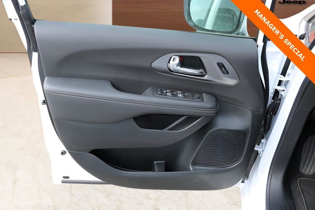 New 2026 Chrysler Pacifica Select image 8