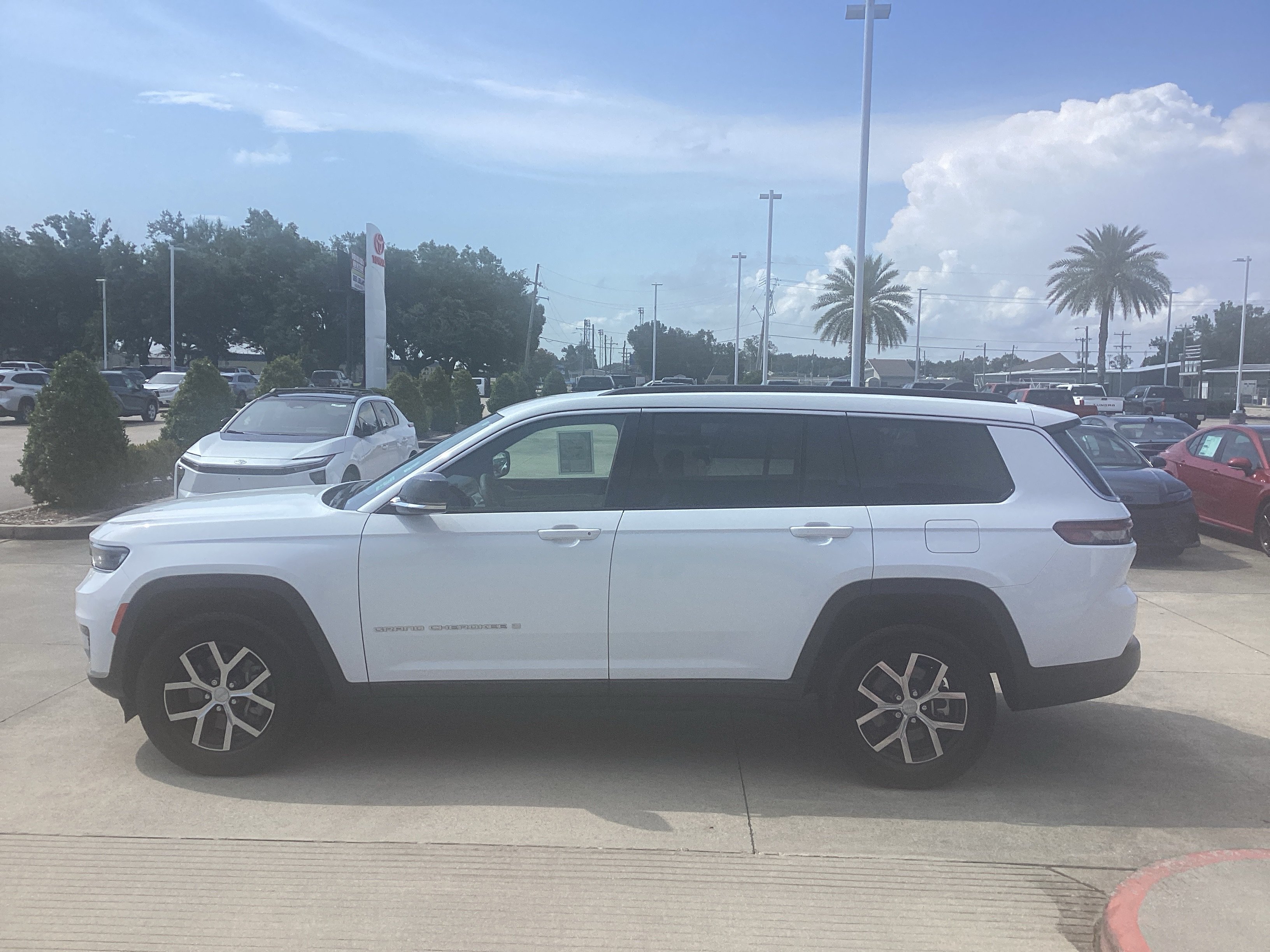 Used 2025 Jeep Grand Cherokee L Limited RWD image 4