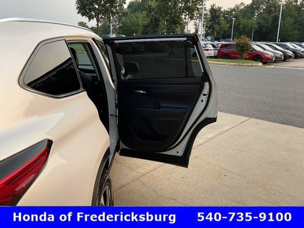 Used 2021 Toyota Highlander XLE AWD/4WD image 13