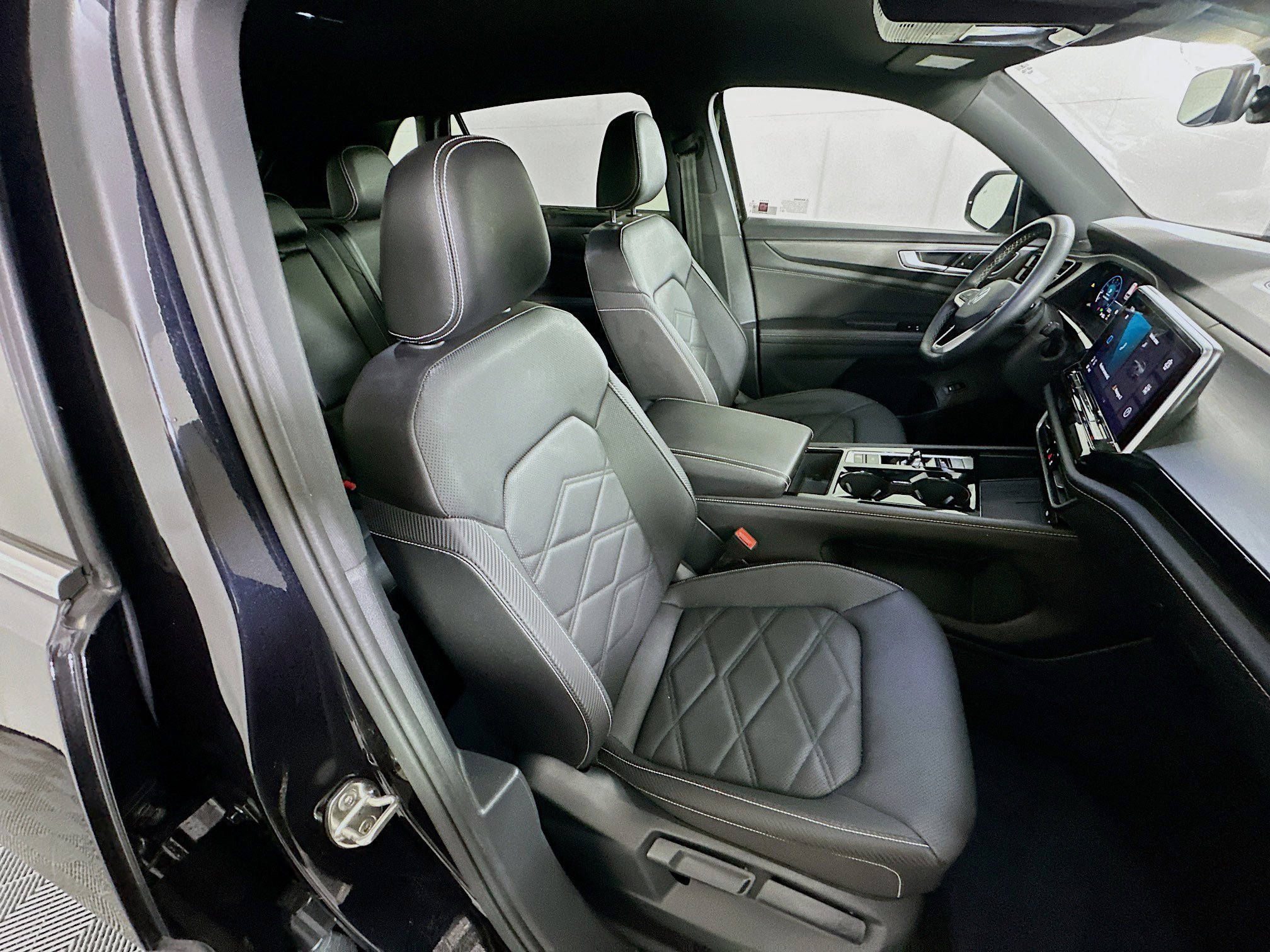 Used 2025 Volkswagen Atlas Cross Sport SE image 31