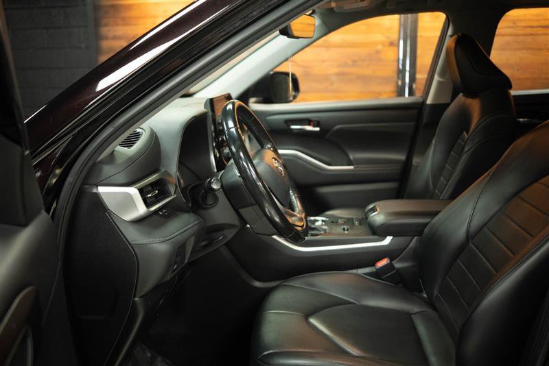 Used 2022 Toyota Highlander XLE FWD image 9