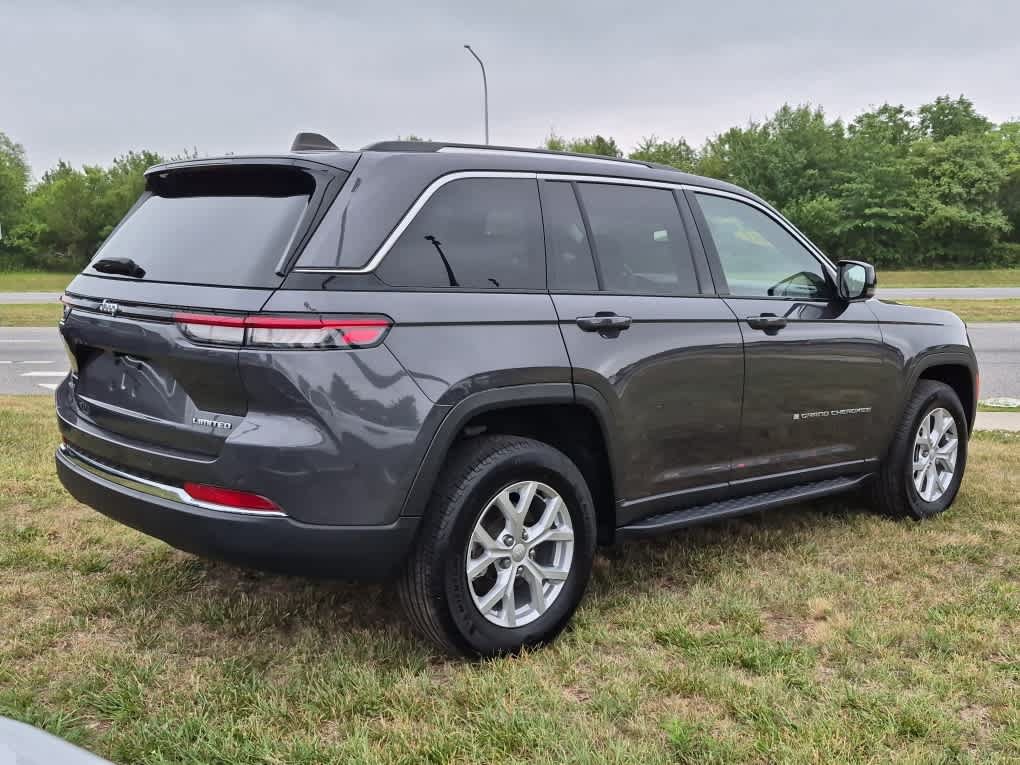 Used 2023 Jeep Grand Cherokee Limited AWD/4WD image 3