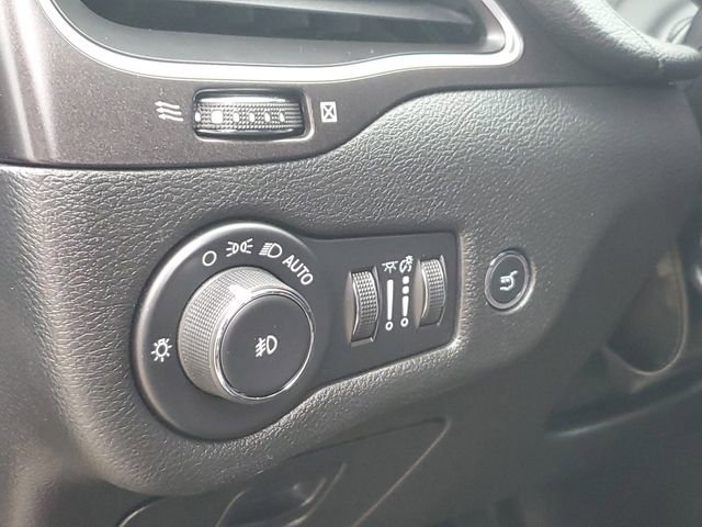 Used 2020 Jeep Cherokee Trailhawk AWD/4WD image 9