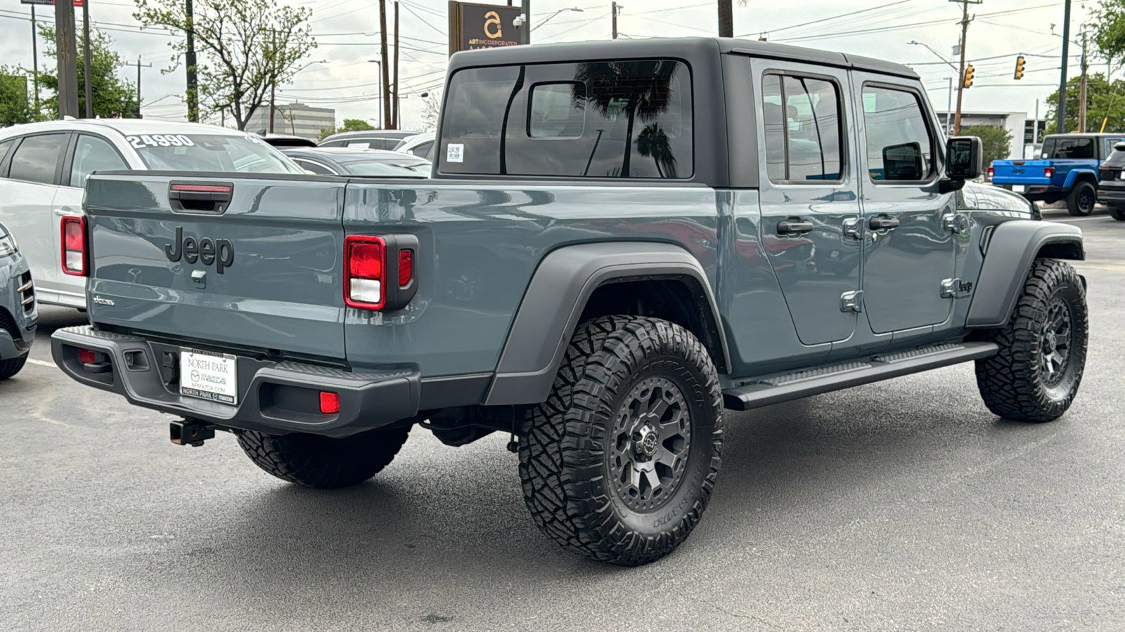 Used 2025 Jeep Gladiator Sport image 8