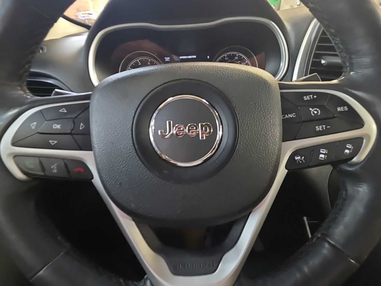 Used 2015 Jeep Cherokee Limited w/ Luxury Group AWD/4WD image 32