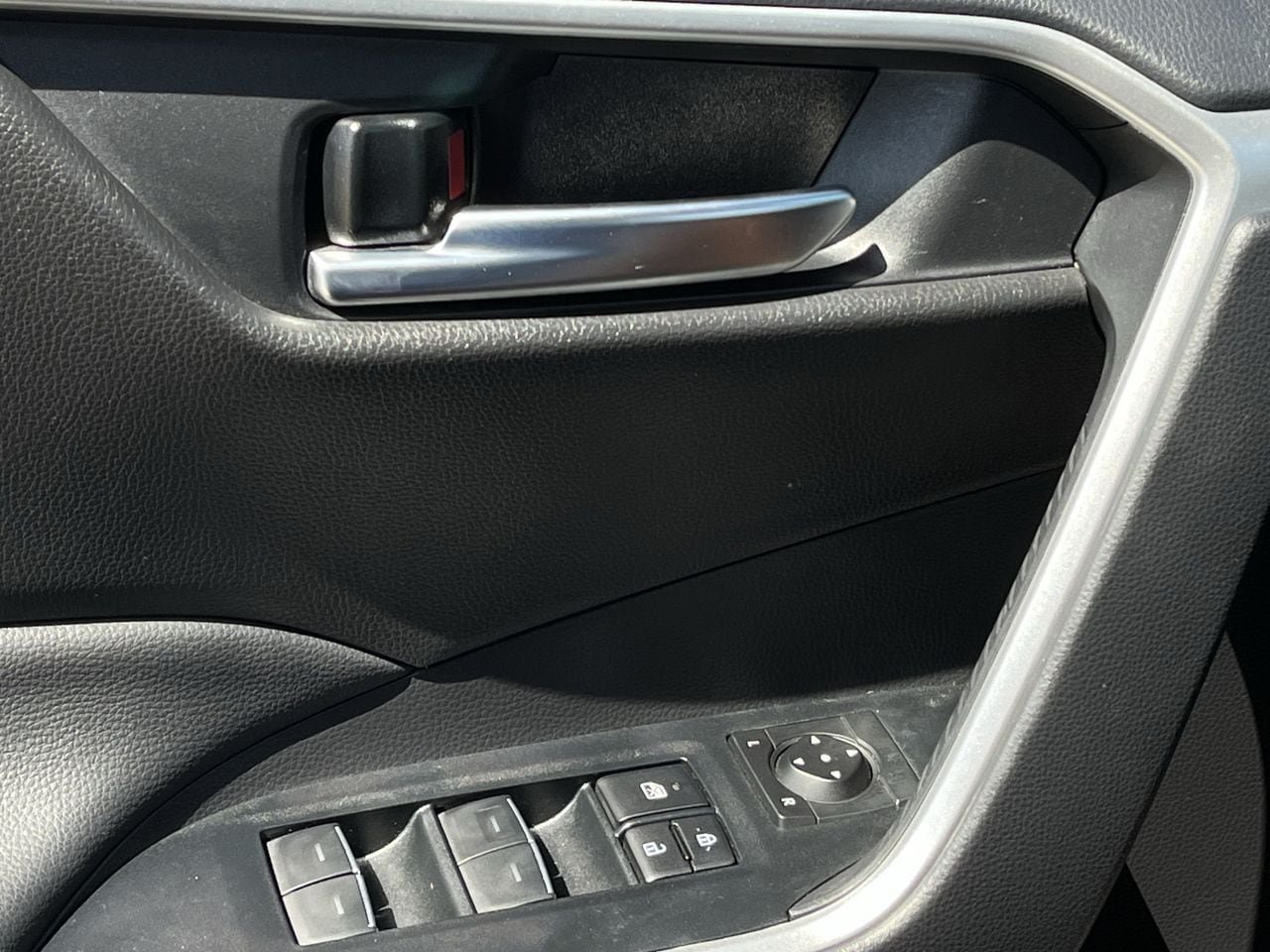 Used 2025 Toyota RAV4 XLE AWD/4WD image 21