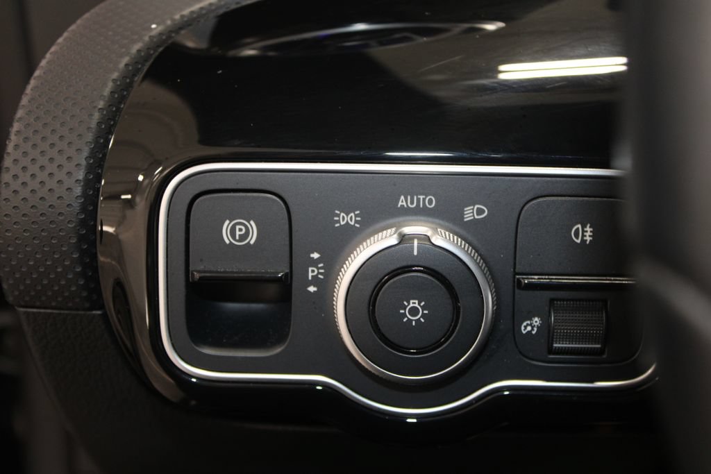 Used 2025 Mercedes-Benz CLA 250 image 34