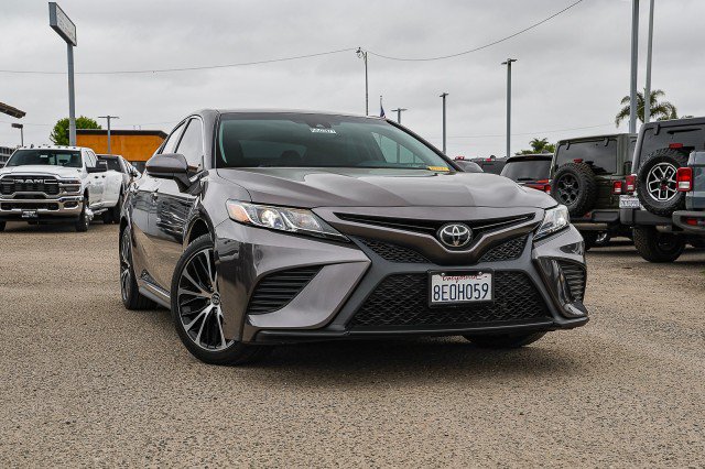Used 2018 Toyota Camry SE FWD image 1