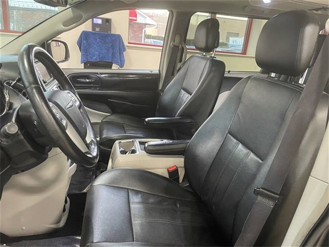 Used 2015 Chrysler Town & Country Touring-L w/ Driver Convenience Group image 19